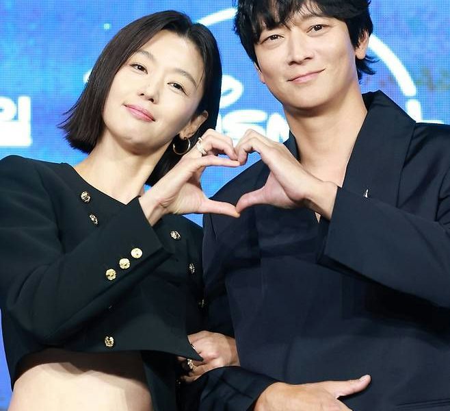 Jun Ji-hyun Tempest Kang Dong-wontwo' 'people' 'heart' 'shape' 'black' 'jacket' 'formal' 'attire.