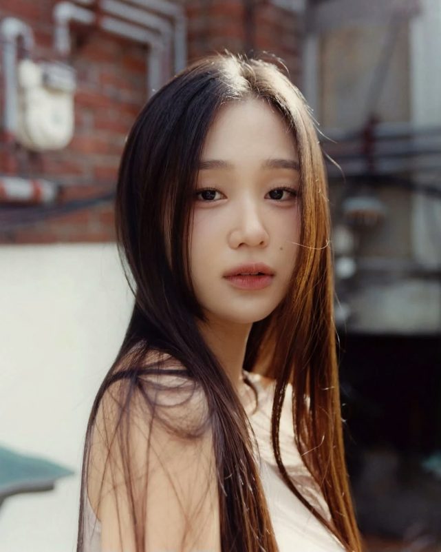 Lee Ju-young G-Dragon concertperson' 'portrait' 'hair' 'beauty' 'building.