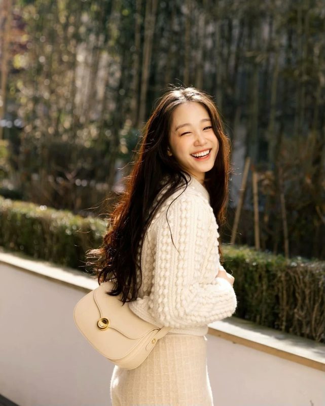 Lee Ju-young G-Dragon concertperson' 'smiling' 'sweater' 'bag' 'outdoor.