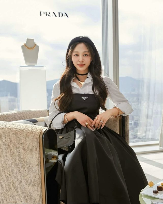 Lee Ju-young G-Dragon concertperson' '' 'rada' 'dress' 'jewelry' 'chair.