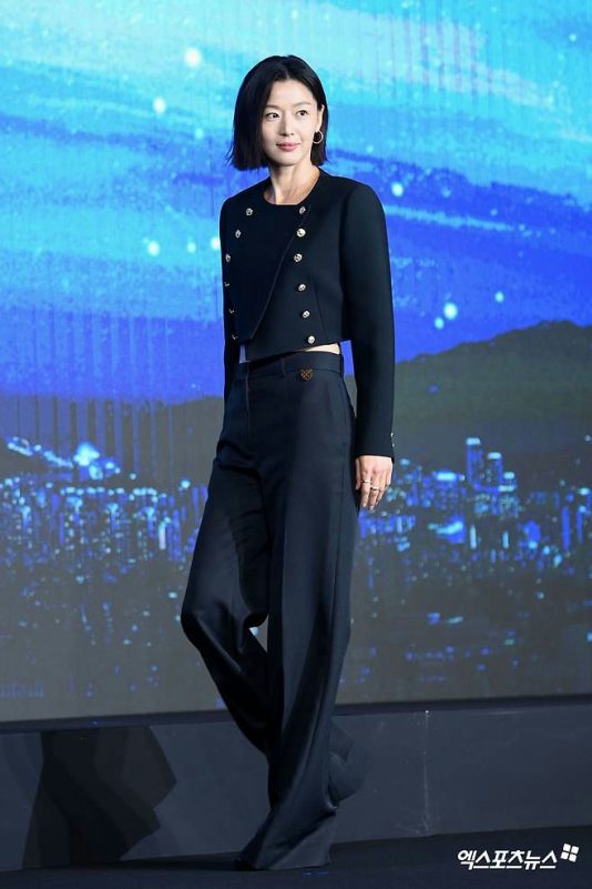 Jun Ji-hyun Polaris press conferenceperson' 'female' 'asian' 'black' 'outfit' 'short' 'hair.