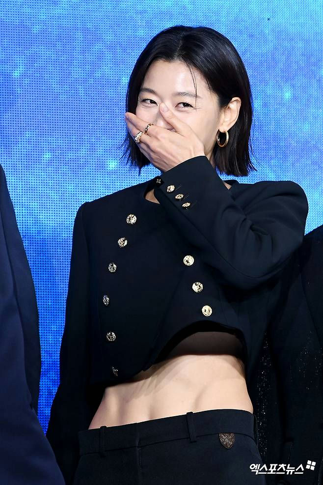 Jun Ji-hyun Polaris press conferencepeople' '' 'un' 'i' 'hyun' 'blackjacket' 'abs' 'handovermouth.
