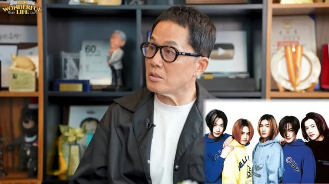 Jung Won Kwan i-13 Lee Soo Man SM systemmen' 'man' 'eyeglasses' 'shelf' 'singers.