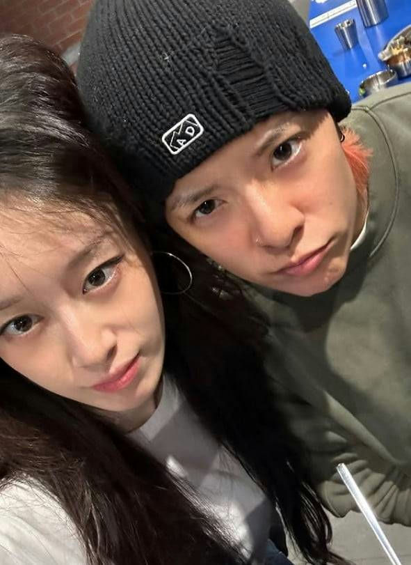 T-ara Jiyeon Amber outingpeople' 'selfie' 'beanie' 'earrings' 'casual.