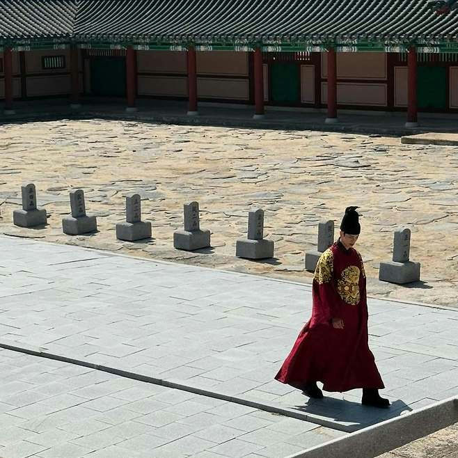 Lee Chae-min Bon Appétit Your Majestyperson' 'walking' '' 'orean' 'ress' 'stone' 'courtyard.