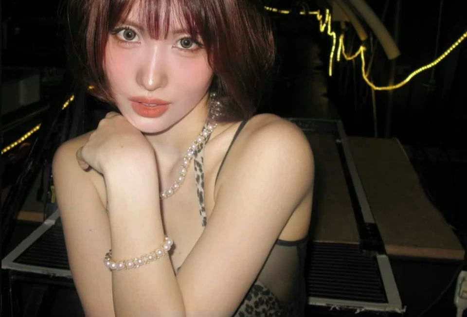 MOMO fit figureperson' 'woman' 'portrait' 'pearl' 'jewelry.