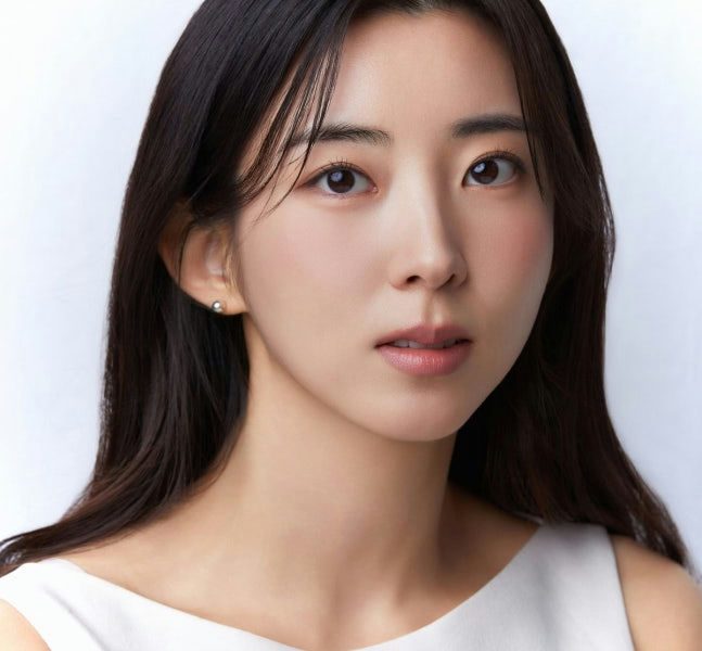 Kwon So-hyun Cube Entertainmentperson' '' 'sian' 'portrait' 'serene' 'white' 'top.