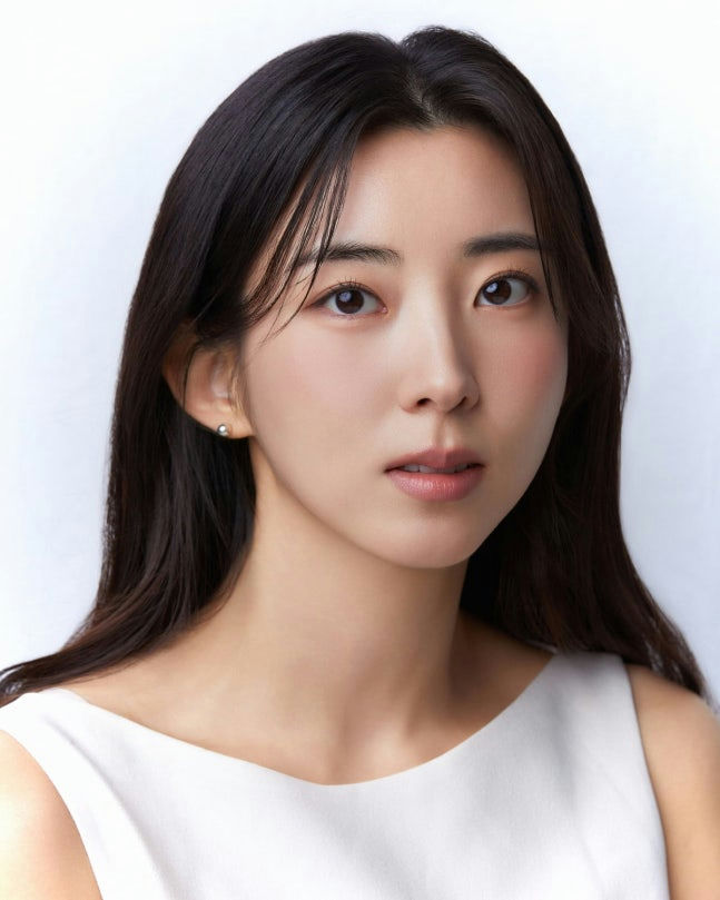 Kwon So-hyun Cube Entertainmentperson' '' 'sian' 'portrait' 'serene' 'white' 'top.