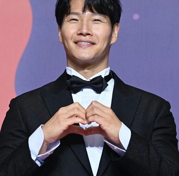 Kim Jong-kook Yoon Eun-hye lovelineman' 'smiling' 'bow' 'tie' 'heart' 'gesture' 'tuxedo.