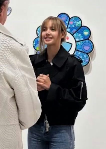 Lisa BLACKPINK bare-faced looktwo' 'people' '' 'isa' 'jacket' 'flower' 'art.