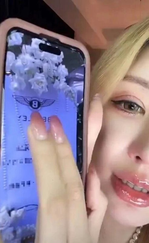 streamer exposes Bentley Broperson' 'phone' '' 'entley' 'flowers' 'blonde.