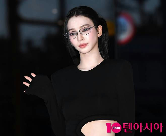 Karina aespa black designer dresswoman' '' '' 'glasses' '' '' 'blackshirt' '' '.