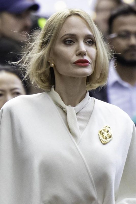 Angelina Jolie new look Anxious People' 'ngelina' 'olie' '' 'londe' 'ob' '' 'hite' 'utfit' '' 'old' 'rooch.