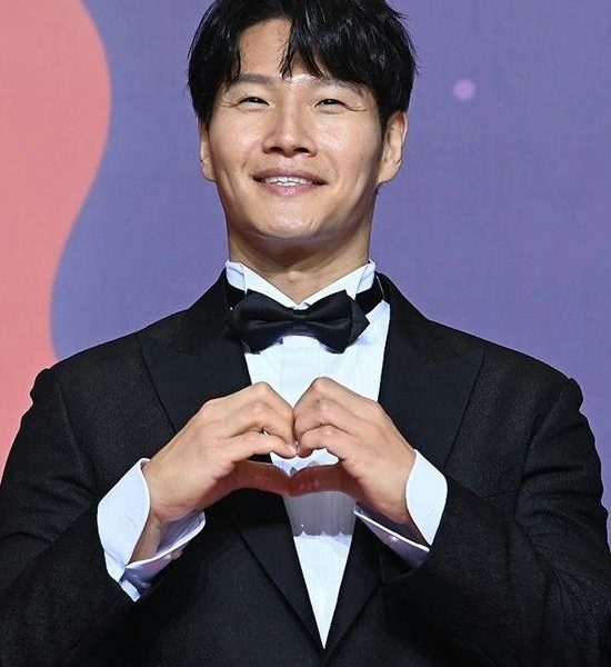 Kim Jong-kook private wedding non-celebrity bridepeople' '' 'an' 'heart' 'tuxedo' 'smiling.