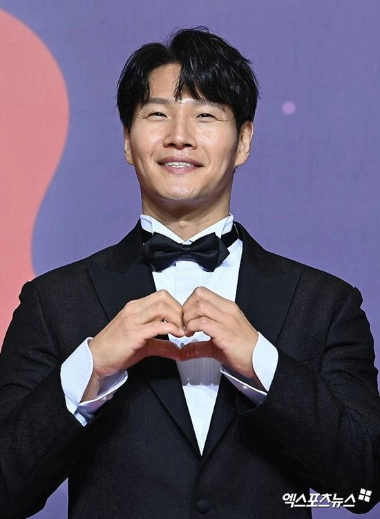 Kim Jong-kook private wedding non-celebrity bridepeople' '' 'an' 'heart' 'tuxedo' 'smiling.