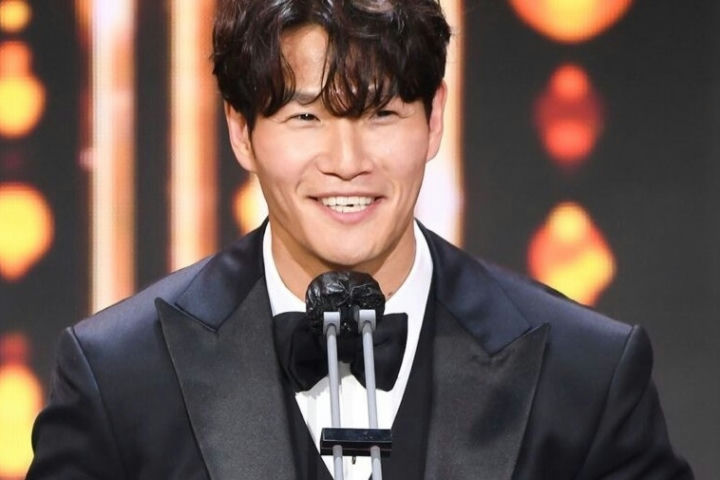 Kim Jong-kook private wedding non-celebrity brideperson' '' '' 'microphone' '' '' 'tuxedo' '' '' 'smiling' '.