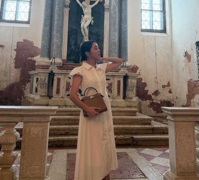 Lee Min-jung church photo controversyperson' 'church' 'dress' 'altar' 'shoes.