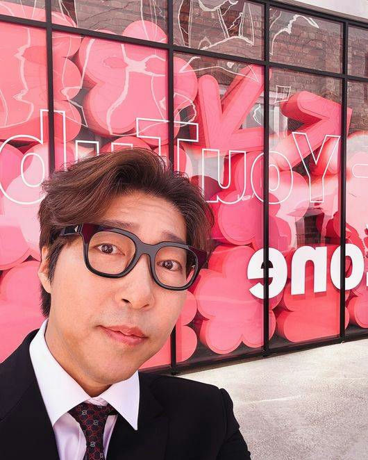 YouTuber Great Library last SNS postperson' 'glasses' 'suit' 'pink' 'display.