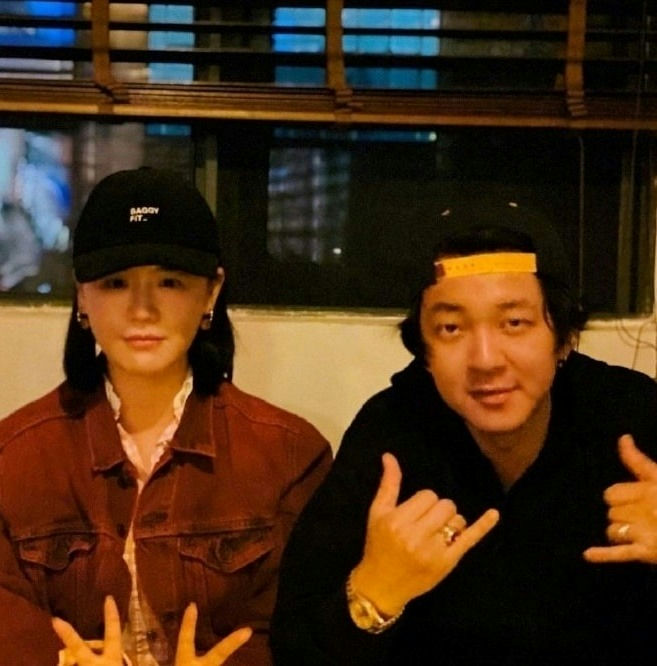 Ma Sichun Zhang Zhexian breakuppeople' 'smiling' 'indoors' 'caps' 'rings.