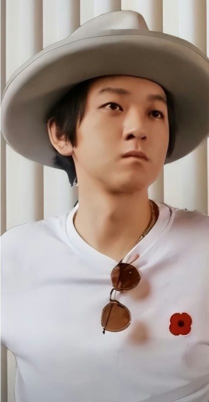 Ma Sichun Zhang Zhexian breakupperson' 'hat' 'sunglasses' 'poppy.