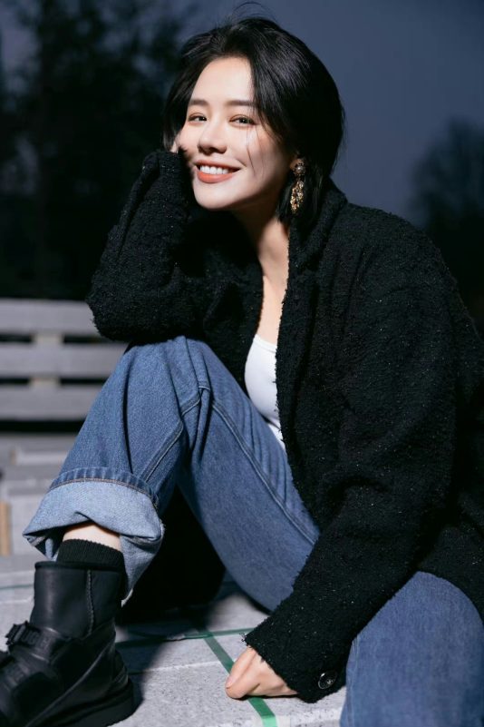 Ma Sichun Zhang Zhexian breakupperson' 'smiling' 'jacket' 'jeans' 'boots.