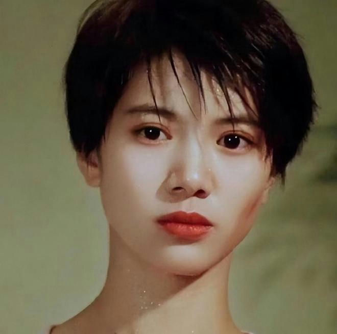 Anita Yuen Julian Cheungpeople' 'portrait' 'redlips' 'shorthair' 'dewy.