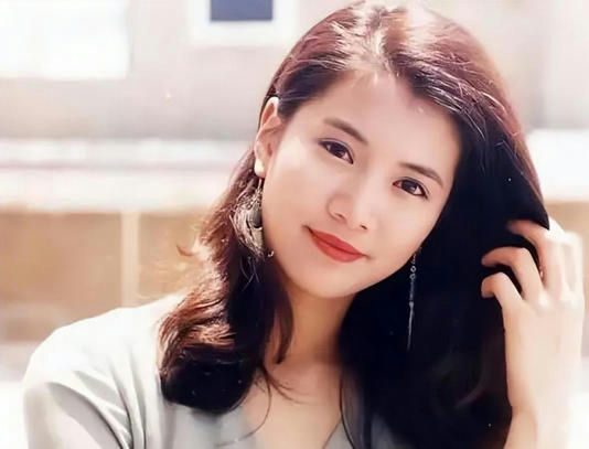 Anita Yuen Julian Cheungperson' 'woman' 'beauty' 'portrait' 'earrings.