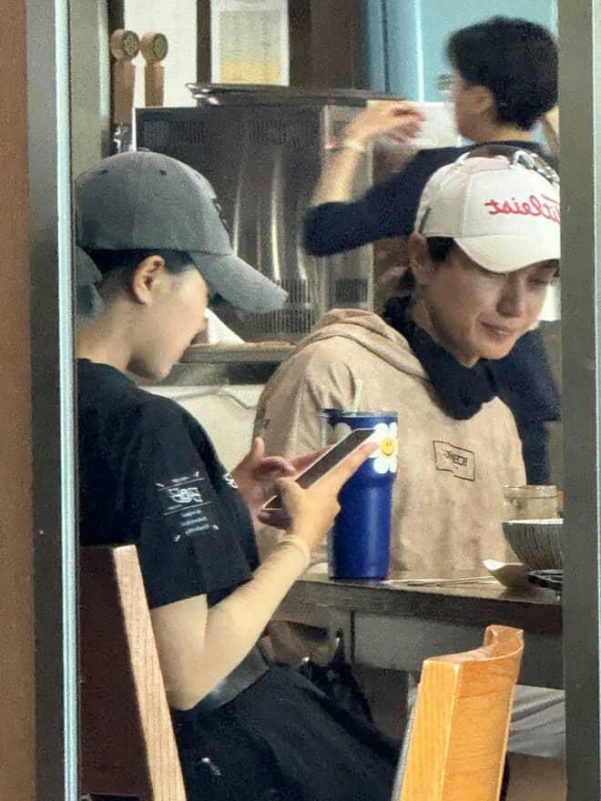 Leeteuk datingpeople' 'restaurant' 'caps' 'phone' 'hoodie.