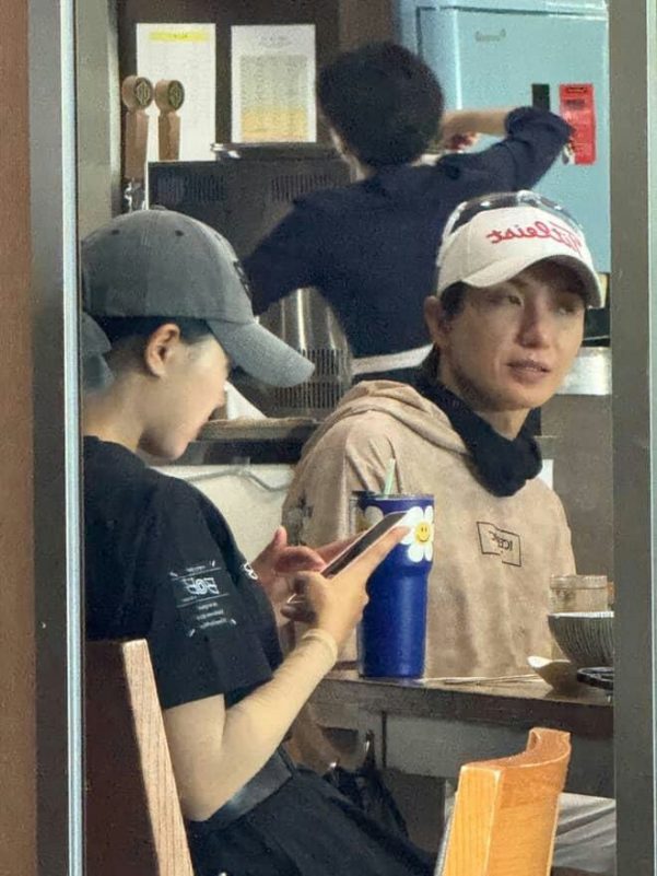 Leeteuk datingthree' 'dining' 'hats' 'restaurant' 'table.