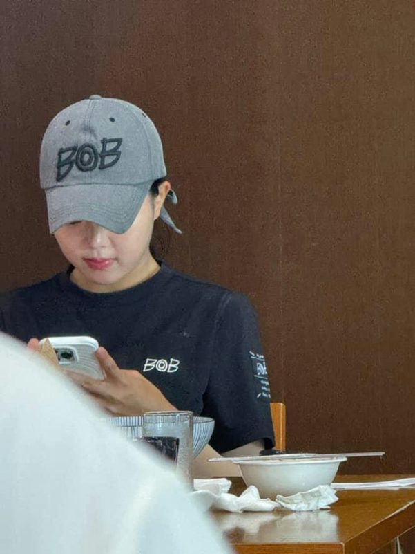 Leeteuk datingperson' 'hat' 'smartphone' 'lunch' 'bob.