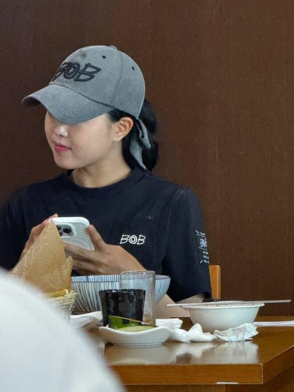 Leeteuk datingperson' 'eating' 'cap' 'phone' 'table.