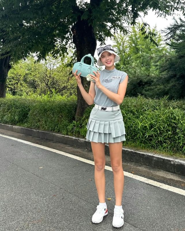 Leeteuk datingperson' 'woman' 'golf' 'purse' 'skirt.