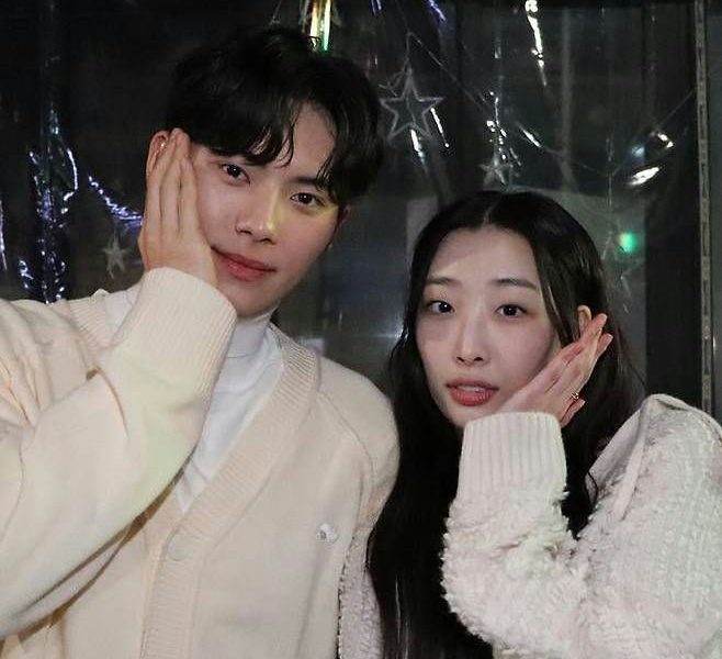 Lee Chae-min Ryu Da-in datingpeople' 'smiling' 'posing' 'cardigan' 'stars.