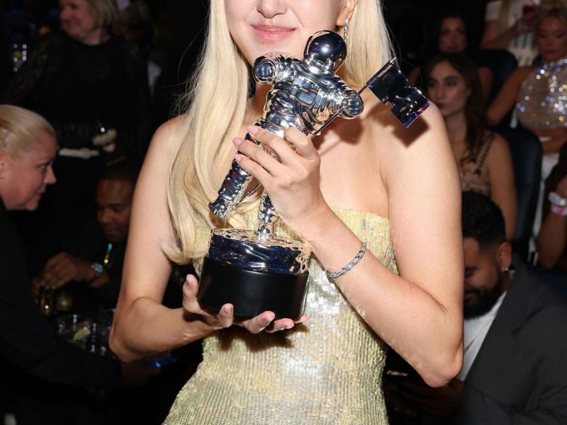 VMAs 2025 Rosé Lisaperson' '' 'osé' 'award' 'smile' 'dress.