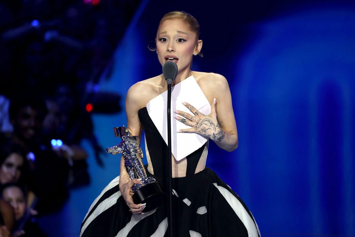 VMAs 2025 Rosé Lisaperson' '' 'riana' 'rande' 'award' 'microphone' 'dress.