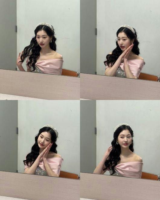 Jang Da-ah Best Actressperson' 'tiara' 'off' 'shoulder' 'portrait' 'mirror.