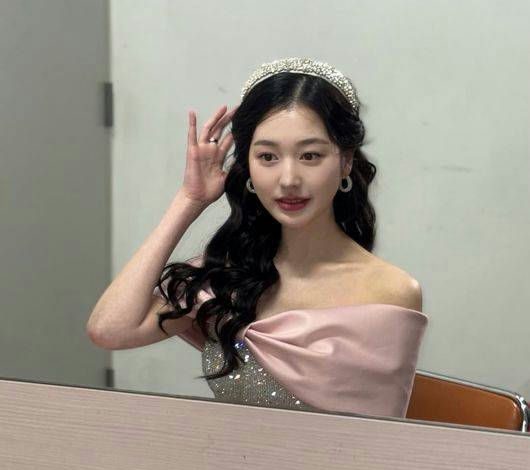 Jang Da-ah Best Actressperson' 'woman' 'tiara' 'dress' 'mirror.