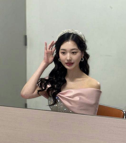 Jang Da-ah Best Actressperson' 'woman' 'tiara' 'dress' 'mirror.
