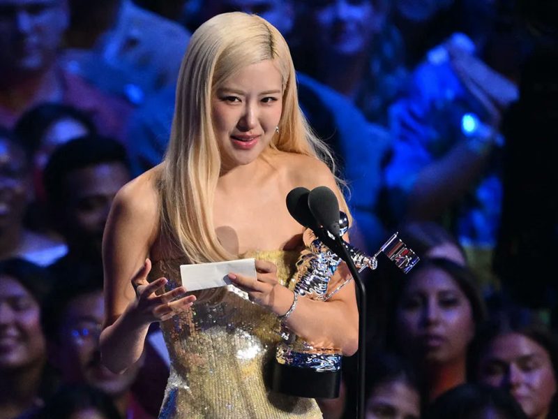 Rosé MTV VMA Bruno Mars APTpeople' '' 'osé' 'award' 'dress' 'blonde' 'microphone.