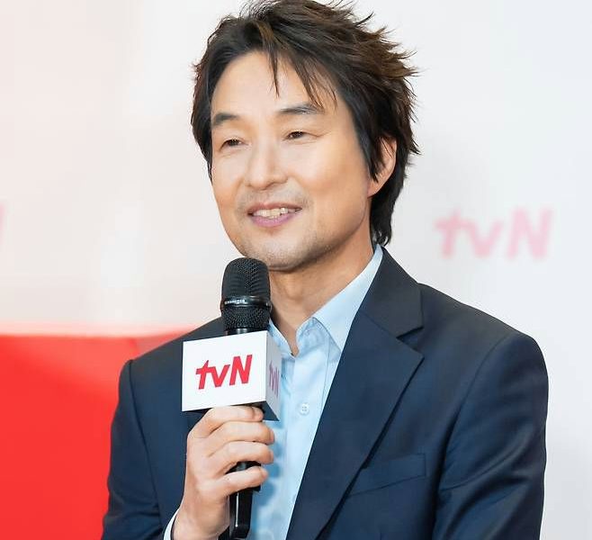 Han Suk-kyu Shin's Projectperson' 'man' 'microphone' 'suit' 'tv' '.