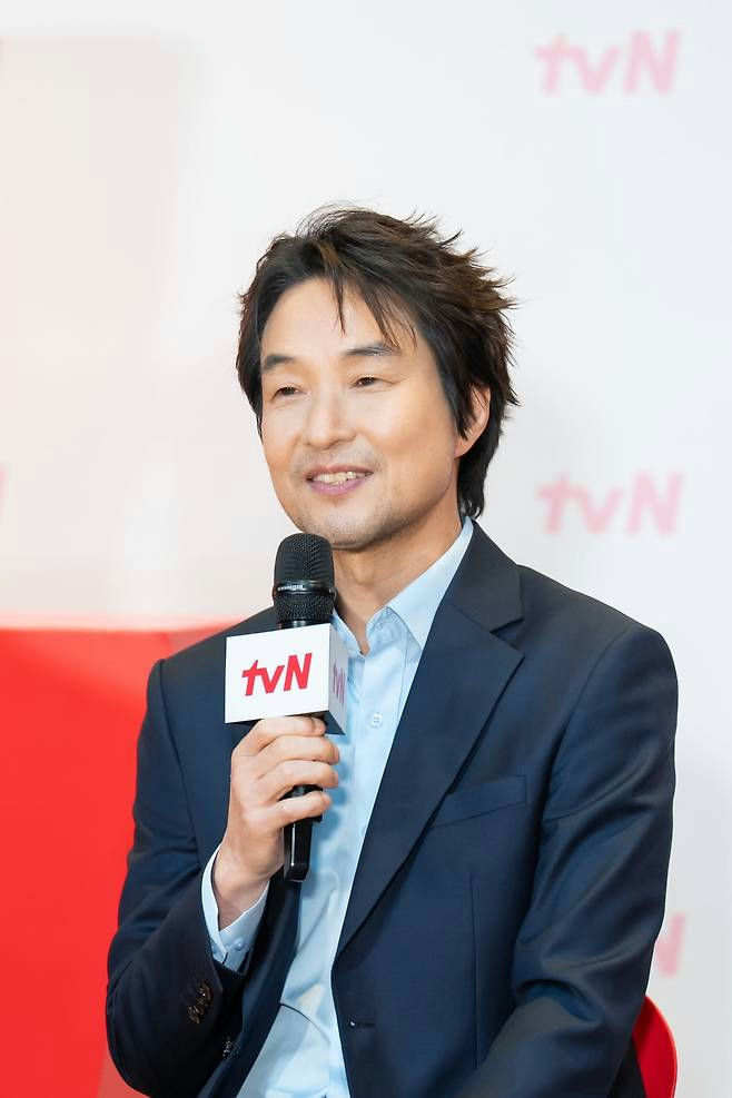 Han Suk-kyu Shin's Projectperson' 'man' 'microphone' 'suit' 'tv' '.