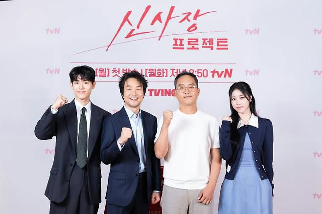 Han Suk-kyu Shin's Projectfour' 'people' 'television' 'series' 'suits' 'fist' 'pumps' 'blue' 'dress.