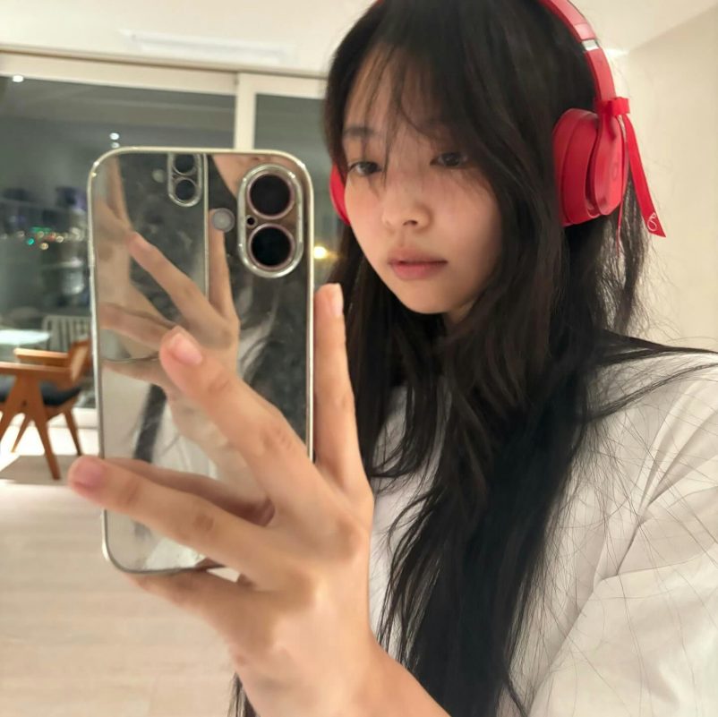 Jennie BLACKPINK no makeupperson' '' 'ennie' 'headphones' 'selfie' 'phone.