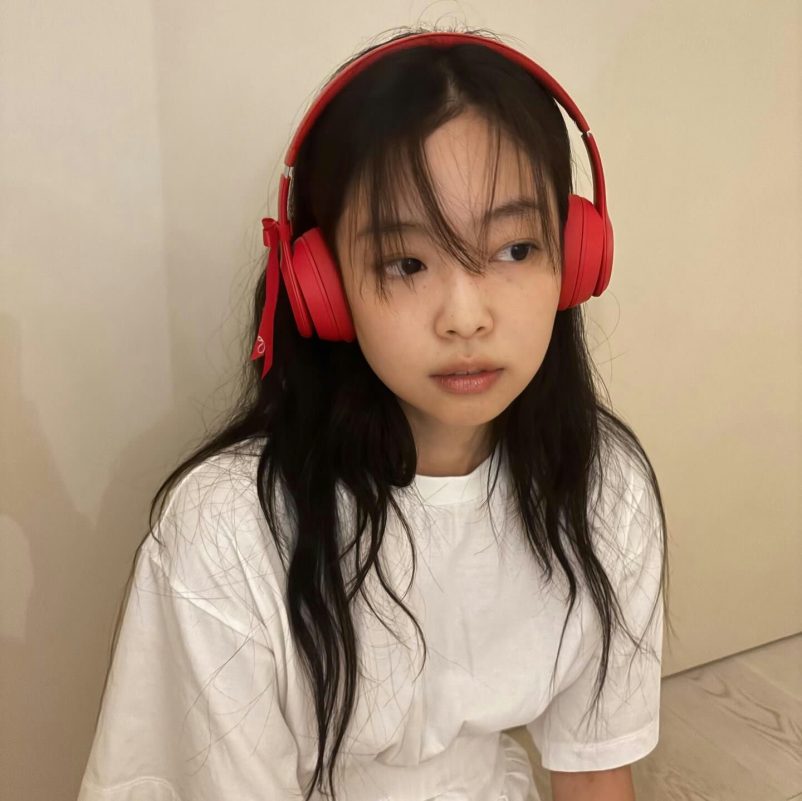 Jennie BLACKPINK no makeupperson' '' 'ennie' 'headphones' 'red' 'hair.