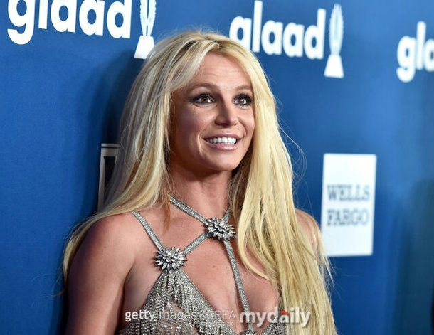 Britney Spears living in dog feces homeperson' '' 'ritney' 'pears' 'portrait' 'glamorous' 'blonde.