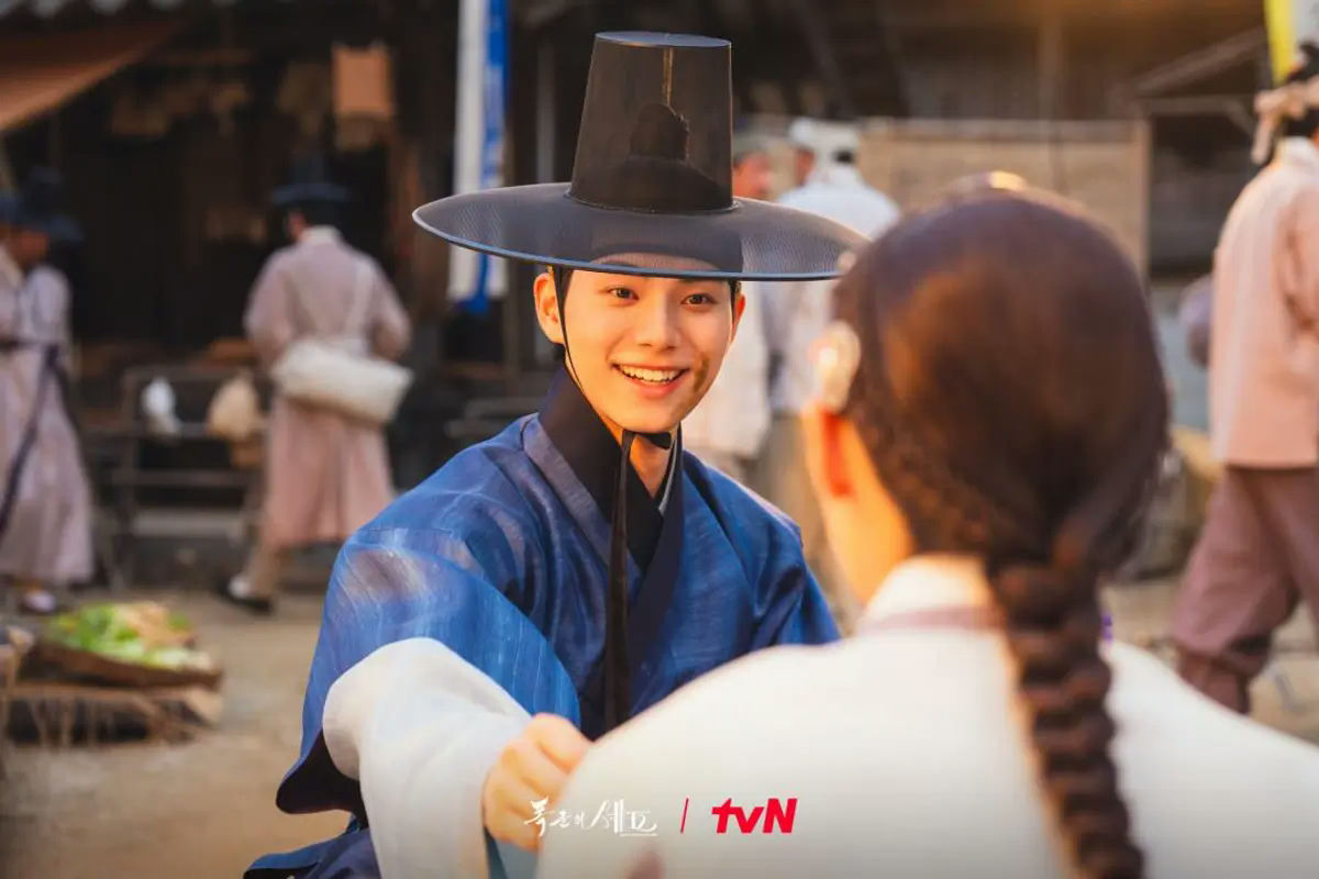 Bon Appétit Your Majesty Netflix ratingspeople' '' 'orean' 'hat' '' 'miling' '' 'raditional' 'clothing' '' 'arket.