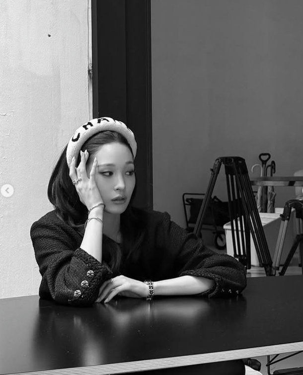 Annie Chanel headband styleperson' 'woman' 'headband' 'jacket' 'bracelet.