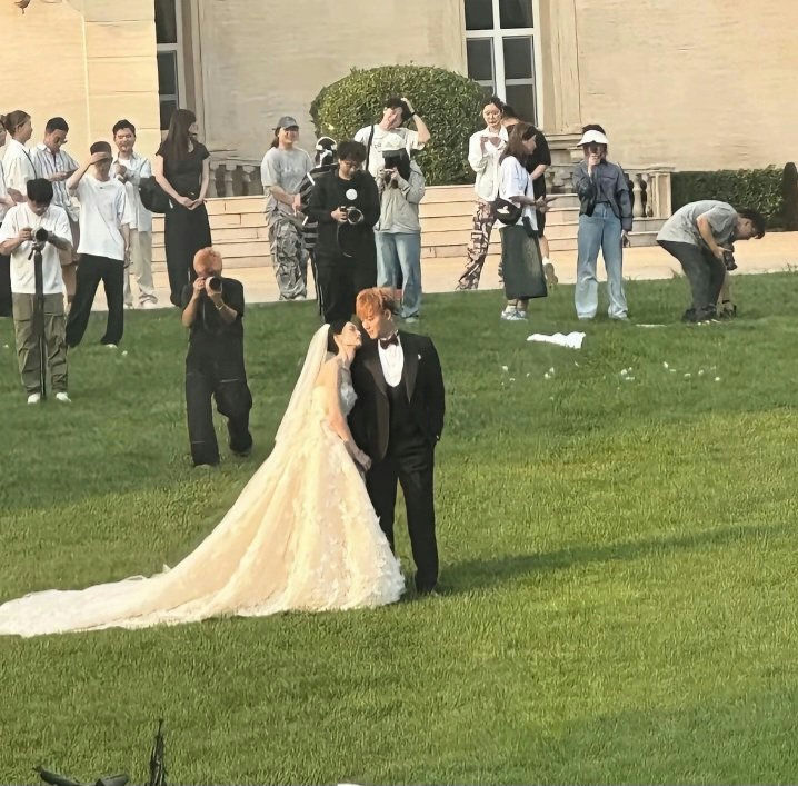 Huang Zitao Xu Yiyang wedding photospeople' 'wedding' 'lawn' 'photographers' 'ceremony.