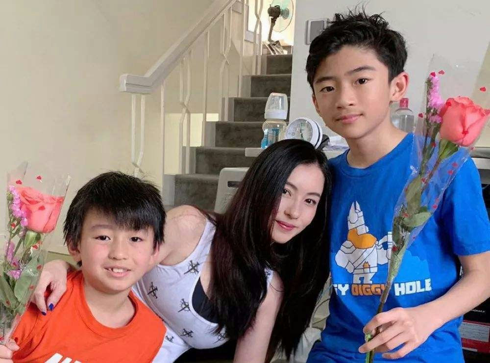 Cecilia Cheung and Faye Wong parenting stylesthree' 'smiling' 'roses' 'indoor' 'family.