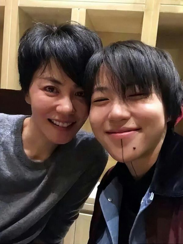 Cecilia Cheung and Faye Wong parenting stylestwo' 'smiling' 'selfie' 'indoors' 'short' 'hair.